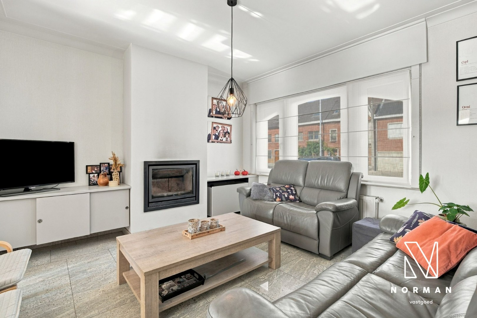 Stevige woning met 5 slaapkamers en praktijkruimte met parkeerplaats op commerciële ligging - foto 4