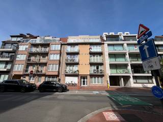 Uiterst lichtrijk en ruim appartement met mooie zonneterrassen en een uitgestrekt zicht, zeer goed gelegen MIDDEN in et centrum van Knokke-Heist op wandelafstand van het station, de ZEE en het STRAND. Dit breed appartement is gelegen op de derde verdieping van een moderne residentie ( 2002 ) en omvat een inkomhal, gastentoilet, ruime living uitgevend op een aangenaam terras vooraan met uitgestrekt zicht, open keuken voorzien van alle nodige toestellen en berging/wasplaats. Verder is er een brede nachthal, 2 volwaardige slaapkamers met aanpalend terras achteraan en een moderne badkamer met ligbad/douche. Privatieve kelder en gemeenschappelijke fietsenberging in het gebouw.