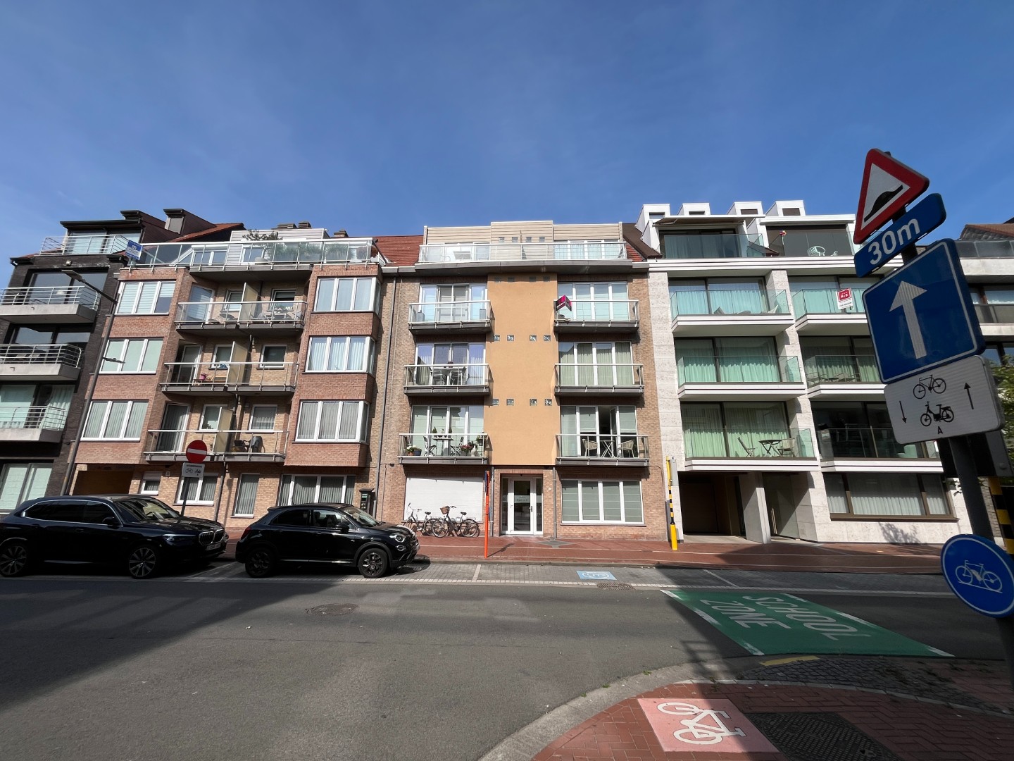 Un appartement extrêmement lumineux et spacieux, doté de magnifiques terrasses ensoleillées et offrant une vue imprenable, Idéalement situé au cœur de Knokke-Heist, à quelques pas de la gare, de la mer et de la plage. - photo 1