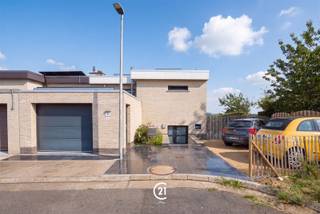<p><span>Découvrez cette maison chaleureuse et prête à emménager, située au calme dans une impasse tout en bénéficiant d'un réseau routier pratique dans toutes les directions. L'agréable espace de vie s'ouvre harmonieusement sur la terrasse ensoleillée et le jardin, idéaux pour profiter du calme en toute tranquillité. Sur le plan pratique également, cette maison a beaucoup à offrir grâce à son garage, son abri de jardin et ses deux places de stationnement supplémentaires. Un foyer idéal pour ceux qui souhaitent vivre confortablement et sans souci dans un endroit calme. </span><span>Prenez vite rendez-vous et venez découvrir par vous-même les atouts de cette maison !</span><span> </span></p>