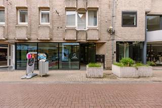 In de Florimont Leirensstraat te Wetteren bevindt zich dit veelzijdige commerciële pand met een totale oppervlakte van ca. 380 m². Dankzij de flexibele indeling, de bestaande huuropbrengst en het uitzonderlijke EPC-label A vormt deze eigendom een interessante opportuniteit voor investeerders en ondernemers.<br /><br />Het pand bestaat uit drie afzonderlijke units. De eerste unit is momenteel verhuurd als handelsruimte voor gsm-accessoires en genereert een stabiele huuropbrengst van €400 per maand.<br /><br />De tweede unit betreft een ruime handelsruimte die vroeger dienst deed als kapsalon. Dankzij de flexibele indeling leent deze ruimte zich perfect voor een winkel, praktijkruimte, vrij beroep of andere commerciële activiteit. Bovendien beschikt deze unit over rechtstreekse toegang tot het terras.<br /><br />De derde unit omvat een bureauruimte met archiefruimte, eveneens met toegang tot het terras. Deze ruimte is ideaal als kantoor, praktijk of administratieve werkplek.<br /><br />Daarnaast beschikt de eigendom over een garagebox.<br /><br />Troeven:<br />•⁠ ⁠Totale oppervlakte van ca. 380 m²<br />•⁠ ⁠EPC-label A<br />•⁠ ⁠3 Afzonderlijke en flexibele units<br />•⁠ ⁠Bestaande huuropbrengst van €400/maand<br />•⁠ ⁠Terras aanwezig<br />•⁠ ⁠Garagebox inbegrepen<br />•⁠ ⁠Geschikt voor handel, praktijk of kantoor<br />•⁠ ⁠Centrale ligging in Wetteren<br />•⁠ ⁠Sterk investeringspotentieel<br /><br />Dankzij de combinatie van een energiezuinig karakter, flexibele invulmogelijkheden en een centrale ligging vormt deze eigendom een interessante investering voor wie op zoek is naar een opbrengsteigendom met toekomstpotentieel.<br /><br />Voor meer informatie of een bezoek, contacteer Thomas via 0474 26 27 58 of via info@vicusvastgoed.be.