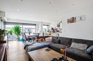 Dit ruime, instapklaar appartement is gelegen op de 2de verdieping van een klein appartementsblokje in een rustige, residentiële wijk op een boogscheut van het centrum van Stabroek. Winkels, openbaar vervoer en scholen zijn allemaal op wandelafstand terug te vinden. Binnenkomen doet u via een aparte inkomhal met handige nis voor vestiaire. Via een dubbele, glazen deur bereikt u de ruime woonkamer waar een mooie parketvloer meteen in het oog springt. De ruimte kan tevens genieten van heel wat inval van daglicht dankzij grote raampartijen. De volledig ingerichte keuken heeft eveneens een parketvloer en staat in open verbinding met de leefruimte. Verder beschikt het appartement nog over een berging, een badkamer met ligbad met douchescherm, handdoekdroger, toilet en wastafel met meubel en 3 volwaardige slaapkamers, waarvan 2 grote en 1 kinderkamer. Het terras is gelegen aan de achterzijde van het gebouw en is toegankelijk vanuit de 2 grote slaapkamers. Dankzij een oriëntatie op het zuid-westen kan u hier de hele namiddag heerlijk van het zonnetje profiteren. Bij het appartement hoort verder nog een privatieve garagebox. Deze is niet in de vraagprijs inbegrepen en kan mogelijks bij aangekocht worden voor VP.: €30.000. Er is geen lift aanwezig in het gebouw.