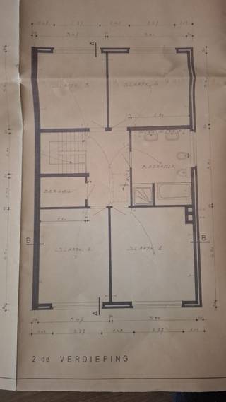 HOB met tuin en groot ATELIER.<br />----------------------------------<br />Bouwjaar 1980. Rustieke stijl. Totale oppervlakte 495 m2. Benedenverdieping: 2 garages - hall - bureau - wasplaats - WC. Open trapzaal 1e verdieping: vestiaire - toilet - open keuken + eetkamer - terras - living met open haard en watercircuit. 2e verdieping: 4 ruime slaapkamers - grote badkamer met douche, bad, bidet, toilet en 2 lavabo's - berging. Zolder reeds geïsoleerd maar niet afgewerkt te bereiken met uitklapbare trap en over de gehele oppervlakte van het huis. Tuin. Achter in de tuin atelier met oprijlaan tot vanachter en openklapbare poort om camionette binnen te rijden. Grote kelder.<br />Oppervlakte atelier: 89,32 m2 - 2 lichtkoepels - volledig onderkelderd, hoogte kelder 2,20 m
