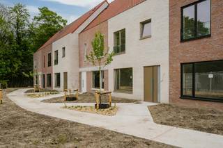 Het huis beschikt over een bewoonbare oppervlakte van 117m² en een zonnige tuin, ideaal om te genieten van rust en buitenruimte.<br /><br />De indeling is praktisch en doordacht:<br />- Inkomhal met gastentoilet<br />- Een volledig uitgeruste keuken met moderne afwerking<br />- Lichtrijke leefruimte met toegang tot de tuin<br />- Een praktische bergruimte<br />- 3 volwaardige slaapkamers<br />- Een volledig uitgeruste badkamer<br />- Zolder te bereiken via vlizotrap<br /><br />Dankzij de gunstige ligging bevindt het centrum van Kortrijk zich op wandel- en fietsafstand, terwijl ook de belangrijkste invalswegen vlot bereikbaar zijn. Dit maakt het huis ideaal voor zowel eigen bewoning als investering.<br /><br />Inclusief tuinberging! <br />Verplichte aankoop van een carport (€15.000) of staanplaats (€10.000). <br /><br />Bent u op zoek naar een energiezuinige woning met tuin op een topligging in Kortrijk? Dan is dit huis in Sluis 9 zeker een bezoek waard.<br /><br />Contacteer Alissia Dewitte - 0472 18 64 21 of Sarah Hanson - 0493 25 46 80 - voor het inplannen van een bezoek of meer info. 