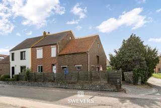 Voor meer info en foto’s, surf naar www.swevers.be – Deze halfopen woning in de Ertsenrijkstraat 131 te Halen is ideaal voor wie op zoek is naar een renovatieproject met solide basis. De woning uit 1950 werd in 2015 deels vernieuwd met een nieuw dak en nieuwe ramen. Met een bewoonbare oppervlakte van 136 m², verdeeld over drie bouwlagen, biedt het pand heel wat potentieel. Op het gelijkvloers vind je een leefruimte, eetkamer, aparte keuken, wasplaats, badkamer, technische ruimte en berging. De eerste verdieping telt twee ruime slaapkamers van 15,58 m² en 16,32 m². Via een vaste trap bereik je de zolder van 42 m² – ideaal als extra kamer of hobbyruimte, mits renovatie. De perceeloppervlakte van 6a 64ca en de westelijke oriëntatie zorgen voor een zonnige tuin, perfect voor ontspanning en buitenleven. Extra comfort wordt geboden door rolluiken, waarvan de meeste elektrisch zijn. De ligging is uitstekend: school op 136 m, bushalte op 5 m, winkels, horeca en snelweg op korte afstand. Deze woning combineert ruimte, rust en bereikbaarheid – een buitenkans voor handige kopers die hun eigen thuis willen creëren. Voor meer informatie, bel 011 255 155. Bron bewoonbare oppervlakte: EPC – verslag.