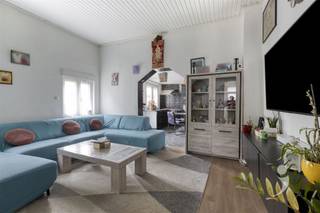 Deze ruime stadswoning werd recent volledig opgefrist.We betreden de woning via de inkomhal en komen zo binnen in de lichtrijke leefruimte met...