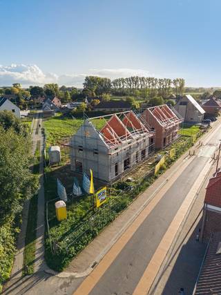 <ul>
<li>Vlotte bereikbaarheid</li>
<li>3 slaapkamers + in te richten zolder</li>
<li>Hoogwaardige afwerking naar eigen keuze</li>
<li>Energiezuinige en toekomstgerichte bouw</li>
</ul>
<br />OMGEVING<br />Ontdek deze vier prachtige halfopen nieuwbouwwoningen in de Meerstraat in Oosterzele. Dankzij de uitstekende ligging geniet u van een vlotte bereikbaarheid naar winkels, scholen en belangrijke verbindingswegen. Ideaal voor een comfortabel gezinsleven.<br /><br />De woningen beschikken over zonnige, zuidoostgerichte tuinen waar u de hele dag door kan genieten van een optimale lichtinval. Een perfecte combinatie van modern wooncomfort, ruimte en een toplocatie maakt dit de ideale thuis voor u en uw gezin.<br /><br />INDELING<br />Elke woning werd ontworpen met oog voor comfort en functionaliteit. Op het gelijkvloers komt u binnen via een inkomhal met gastentoilet en traphal. De lichtrijke leefruimte biedt tal van mogelijkheden, zoals het inrichten van een speelhoek, bureau of gezellige leesplek. De open keuken aan de achterzijde geniet van een mooi zicht op de tuin en sluit naadloos aan op een praktische berging.<br /><br />Op de verdieping vindt u drie volwaardige slaapkamers, een stijlvolle badkamer en een apart toilet. De ruime zolderverdieping, die volledig naar wens kan worden ingericht, biedt extra potentieel voor een bijkomende slaapkamer, bureau of hobbyruimte. Bovendien worden de woningen opgetrokken met hoogwaardige materialen en heeft u inspraak in de afwerking, zodat u uw woning volledig kan afstemmen op uw persoonlijke stijl en woonwensen.<br /><br />E-PEIL<br />Dankzij duurzame technieken en kwaliteitsvolle isolatie geniet je van een lage energiekost en een hoog wooncomfort. Het E-peil ligt bijzonder gunstig, waardoor deze woningen perfect voorbereid zijn op de toekomst.<br /><br />Benieuwd om jouw droomwoning verder te ontdekken? Bel ons op 09 394 67 95 of stuur een mailtje naar info@potrell.be voor een afspraak!<br /><br />WONING OP MAAT – JOUW WONING, JOUW STIJL<br />Maak van deze woning jouw droomhuis! Kies zelf jouw keuken, vloer en badkamer en geef de woning een persoonlijke toets. Instapklaar, volgens jouw smaak en stijl. Jij kiest, Potrell voert uit. Zo eenvoudig is het.