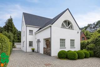 Zeer ruime, instapklare gezinswoning met 4 slaapkamers, zwembad en gunstig EPC.<br /><br />Bij het betreden van de woning word je verwelkomd in een royale inkomhal met gastentoilet en praktische berging. Verder kom je terecht in de volledig uitgeruste keuken, die aansluit op de lichtrijke en ruime leefruimte met een mooi uitzicht op de tuin. De eerste verdieping beschikt over drie volwaardige slaapkamers, een ruime dressing en een comfortabele badkamer uitgerust met zowel een ligbad als een douche en een dubbele wastafel. Via een vaste trap bereik je de volledig ingerichte zolderverdieping, die perfect dienst kan doen als vierde slaapkamer, hobbyruimte, bureau of polyvalente ruimte.<br /><br />Dankzij de recente renovaties geniet de woning van een uitstekende energieprestatie met een EPC-label B (114 kWh/m² jaar). Zo werden onder meer een hoogrendementsketel en zonnepanelen geplaatst, wat bijdraagt aan een optimaal wooncomfort. <br /><br />De woning beschikt bovendien over een ruim, verzorgd aangelegde tuin met zwembad. Daarnaast is er een extra garage aanwezig, wat zorgt voor extra comfort en praktische bergruimte.<br /><br />Deze woonst is gelegen in het groene Wezel (Mol), een aangename en residentiële woonomgeving met veel natuur in de directe omgeving. Daarnaast geniet de locatie van een vlotte bereikbaarheid met het centrum van Mol, het station en de omliggende gemeenten, en zijn er ook goede verbindingen richting Nederland, met onder andere vlotte bereikbaarheid van Eindhoven en andere grensgemeenten.<br /><br />Dankzij de ruime indeling, de recente renovaties en de gunstige energiescore vormt deze woning een interessante opportuniteit voor gezinnen die op zoek zijn naar een instapklare woonst in Mol.<br /><br />Voor meer informatie of een bezoek ter plaatse, kan u contact opnemen met IMMO SP via 014 59 10 20 of mailen naar jill@immosp.be. Benieuwd naar de waarde van uw eigen woning? Vraag vrijblijvend een gratis verkoopanalyse aan – wij helpen u graag verder!