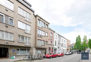 U kan zich inschrijven voor de bezoekmomenten via deze link : https://ap.lc/JiEIB of ga naar makelaarshuys.be, te koop en plan uw bezoek bij het pand.<br /><br />Dit appartement van 65 m² is gunstig gelegen nabij het Begijnhof en op wandelafstand van het historische centrum.<br /><br />Het appartement beschikt over een lichtrijke leefruimte met aansluitend de keuken. <br />Verder zijn er twee aansluitende slaapkamers, waarvan één toegang geeft tot het terras.<br />De ruime badkamer is uitgerust met een toilet, wastafel en bad/douche en afvoer voor wasmachine.<br /><br />Daarnaast is er een gemeenschappelijke berging voorzien waar ook fietsen kunnen worden geplaatst.<br /><br />EPC: B<br />Conformiteitsattest aanwezig<br /><br />Dankzij de uitstekende ligging nabij het Begijnhof geniet u van een vlotte verbinding naar winkels, campussen, openbaar vervoer en het bruisende stadscentrum.