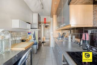 <p><span>Lichtrijk 2 slaapkamer appartement met airco en zicht op de Antwerpse skyline!</span></p><p><span>Dit ruim en instapklaar appartement telde origineel 3 slaapkamers (momenteel 2) en ligt op de 11</span><span><sup>de </sup></span><span>verdieping van een gebouw met centrale ligging. Winkels, parken, scholen, horeca, sportfaciliteiten, Antwerpen Stad, openbaar vervoer en invalswegen zijn slechts een boogscheut verwijderd. De uitzichten over het feeërieke Antwerpen zijn ronduit adembenemend, zowel overdag als 's avonds. De performante HR ramen en de warmtepomp van de airco's zorgen voor extra comfort alsook een gunstig EPC. Een ideale thuis én een slimme investering!</span></p><p><span>.</span></p><p><span>Inkomhal, leefruimte &amp; keuken:</span></p><p><span>U betreedt het appartement via de aparte inkomhal met veiligheidsdeur, parlofoon, ingemaakte vestiaire en extra berging die ideaal is voor het kuisgerief. De leefruimte met airco ligt op authentieke blokjesparket en schittert dankzij het fenomenale uitzicht over de Antwerpse skyline. De voormalige derde slaapkamer werd toegevoegd aan de woonkamer zodoende deze een oppervlakte heeft van maar liefst 37m³. Uiteraard is het steeds mogelijk deze ingreep terug te draaien om een extra slaapkamer te bekomen. De geriefelijke keuken biedt veel werk- en opbergruimte en voorziet in kwalitatieve toestellen ("Miele" inductiefornuis met grote oven, dampkap, koelkast, vriezer, vaatwasser).</span></p><p><span> </span></p><p><span>Nachthal, slaapkamers, badkamer &amp; toilet:</span></p><p><span>Via de nachthal bereikt u de eerste slaapkamer die een momenteel dienst doet als bureauruimte en ook de aansluitingen voor de wasmachine omvat. De omvangrijke master (13m²) is uitgerust met airco en een ingemaakte kast. Slapen en ontwaken doet u ten allen tijde vergezeld van een betoverend uitzicht. De onderhoudsvriendelijke badkamer is geheel betegeld en voorziet in een modern wasmeubel met bijhorende spiegel- en hangkast en een inloop-/regendouche als kers op de taart. Het toilet is apart.</span></p><p><span> </span></p><p><span>Terras &amp; kelder:</span></p><p><span>Op het terras kan je bekomen van de dagelijkse drukte en wordt de voeling met het geweldige stadsleven nog meer uitvergroot. Daar het terras inpandig is kan je hier ook bij minder goed weer volop genieten. De privatieve kelderberging is inbegrepen.</span></p><p><span> </span></p><p><span>Extra troeven:</span></p><p><span>- Toplocatie</span></p><p><span>- 91m² cfr EPC</span></p><p><span>- EPC B</span></p><p><span>- HR ramen</span></p><p><span>- 2 Airco's</span></p><p><span>- Mogelijkheid 3e slaapkamer</span></p><p><span>- Fenomenaal uitzicht</span></p><p><span>- Terras</span></p><p><span>- Kelder</span></p><p><span>- Asbestveilig</span></p>