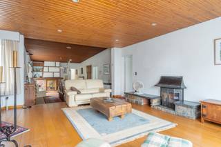 <span><strong>Te renoveren laagbouwwoning met tuin en inpandige garage te Vosselaar</strong><br />3 slaapkamers | Zuidwest georiënteerde tuin | Inpandige garage | Top locatie!<br /><br /><strong>Omschrijving:</strong><br />Deze ruime laagbouwwoning bevindt zich op wandelafstand van de Konijnenberg en op fietsafstand van het centrum van Vosselaar!<br /><br />We betreden de woning via de inkomhal, dewelke uitgeeft op de zéér ruime en lichtrijke woonkamer. Deze omvat een zitruimte vooraan, een eetkamer en een extra zitruime achteraan. Dit biedt mogelijkheden voor een bureauruimte, speelhoek, .... De woonkamer geniet van een gezellige kachel en warme parketvloer. Aansluitend bevindt zich de volledig uitgeruste keuken met toegang tot de zij-ingang en een apart toilet. <br /><br />Via de nachthal betreden we de 3 volwaardige slaapkamers en de badkamer, uitgerust met een douche en meubel met wastafel. Tevens beschikt deze laagbouwwoning over een inpandige garage, met voorziening voor wasmachine.<br /><br />Als extra is de woning voor een groot deel onderkelderd en verder voorzien van kruipkelder. <br /></span><span>Ten slotte geniet men van een aangename zuidwest georienteerde tuin met praktische tuinberging.<br /><br /><strong>Algemeen:</strong><br />- Verwarming op gas<br />- Groot deel onderkelderd + kruipkelder<br />- Nabij centrum en Konijnenberg!<br />- EPC: F-label (renovatieverplichting)</span>