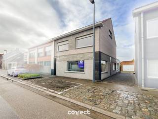 <p><span>Rustig gelegen gezinswoning in het charmante Moere.</span></p><p><span> </span></p><p><span>STARTPRIJS: Elk bod boven deze startprijs, wordt voorgelegd aan de eigenaars, die al dan niet kunnen in gaan op dit aanbod.</span></p><p><span> </span></p><p><span>De woning verwelkomt je met een ruime inkomhal en een ruime woonkamer met veel lichtinval. De praktisch ingerichte keuken biedt alle comfort voor dagelijks gebruik en geeft toegang tot het terras. Verder vind je op het gelijkvloers een verzorgde badkamer, een apart toilet en een handige berging.</span></p><p><span> </span></p><p><span>Op de bovenverdieping bevinden zich drie volwaardige slaapkamers en een aparte dressing, perfect voor wie extra ruimte of opbergruimte wenst.</span></p><p><span>Buiten geniet je van een knusse, onderhoudsvriendelijke tuin  een ideale plek om te ontspannen. De garage biedt extra bergruimte en parkeergelegenheid.</span></p><p><span> </span></p><p><span> Troeven:</span></p><p><span>Rustige ligging</span></p><p><span>3 slaapkamers + dressing</span></p><p><span>Praktische indeling</span></p><p><span>Gezellige tuin</span></p><p><span>Garage </span></p><p><span> </span></p><p><span>Interesse in deze woning? Neem snel contact op voor een bezichtiging en laat je verrassen door de charme van Moere!</span></p><p><span> </span></p><p><span> </span></p><p><span>Contacteer Nele voor een bezoek ter plaatse:</span></p><p><span>0494 03 02 86</span></p><p><span>nele@correctvastgoed.be</span></p><p><span> </span></p><p><span>Wij verzorgen ook de schatting van uw woning. Bel voor meer info!</span></p><p><span>Vanaf heden kunt u gebruik maken van onze online schattingstool om de waarde van uw woning helemaal vrijblijvend na te gaan.</span></p><p><span> https://www.correctvastgoed.be/schatting</span></p><p><span> </span></p>