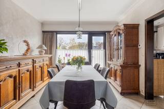 Deze zeer verzorgde bel-etagewoning beschikt over een bewoonbare oppervlakte van 162 m² en bevindt zich op een centrale ligging te Kontich...