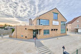 Multifunctionaal gebouw, gelegen op de hoek met de Diestersteenweg, in het centrum van Kermt, met 15 parkeerplaatsen. Dankzij de...