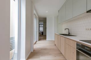 Fully renovated house with four bedrooms<br /><br />EPC rating: A <br />MOBISCORE: 9/10 <br /><br />This house is located near the south of Ghent, in a quiet but central neighborhood. It has just been completely demolished and renovated (insulation, technical systems, floors, pipes, windows, roof, etc.). On the ground floor, you enter the house through the entrance hall. The entrance hall leads to the spacious, bright living room, with a sitting area at the front and a dining room with open kitchen at the rear. The kitchen is fully equipped with all necessary appliances. The kitchen has double sliding glass doors leading to the sunny outdoor area with storage room.<br /><br />The staircase in the entrance hall leads to the first floor where there are 2 bedrooms, the bathroom, and a second toilet. The bathroom is equipped with a large bathtub and double sink. On the second floor, you will find a third bedroom and a second bathroom with a shower. Finally, on the third floor, you will find a spacious bedroom in the attic, where the original wooden beams have been preserved. The house has a fully enclosed outdoor area with a lawn and terrace. The house is equipped with solar panels.Ideal for young couples, families, investors, etc.<br /><br />Are you interested in this house in the center of Ghent?Contact Hélène at 0479 57 47 30 or helene@vicusvastgoed.be for more information or to arrange a viewing.