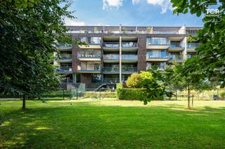 Gelegen in Sint-Denijs-Westrem, vlakbij Gent-centrum en nabij invalswegen, vinden we dit instapklaar 1 slaapkamer appartement in de residentie Wings I.<br /><br />Het appartement is het meest geschikt voor singles of een koppel. De indeling is als volgt: je komt binnen in de keuken, voorzien van een vaatwasser, oven en ijskast met diepvries. Vervolgens is er de leefruimte met zicht op de prachtige tuin. Ook vanuit de slaapkamer geniet je het mooie zicht naar buiten. Badkamer met toilet, ligbad en wastafel. In de berging is er een voorziening voor een wasmachine. <br /><br />Verdere troeven: <br /><br />·Lichtrijke en gezellige leefruimte met toegang tot het terras en private groene tuin<br />·Nabij invalswegen en openbaar vervoer<br />·Gunstig EPC en elektriciteit conform<br />·Ruime berging met aansluiting wasmachine<br />·Perfect geschikt voor eigen bewoning als investering<br />·Afgesloten fietsenberging in ondergrondse garage<br /><br />Beschikbaar bij akte. Contacteer Top Vastgoed voor een bezoek op 0475 700 700.
