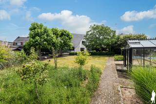 <strong>Unieke, open architectenwoning met studiovertrekken op perceel van 2.228m² gelegen in rustige Retie (nabij dorpskern) en op enkele autominuten van Postel en de Nederlandse grens (o.a. via verbindingsweg E34: Antwerpen-Eindhoven). De villa, naar doordacht-brutalistisch ontwerp en met enorm veel lichtinval, biedt o.a. 5 à 6 slpks., 4 badkamers, een buitengewoon stijlvolle natuurtuin met verschillende schaduw- en zonneterrassen en zwembad, een carport en poolhouse met keuken, douche, etc. De woning van bouwjaar 1994 is bijzonder kwaliteitsvol afgewerkt, ruim (maar liefst 473m² woonopp. excl. poolhouse) en opgedeeld in een licht leefgedeelte met salon, eettafel, een aansluitende open keuken, aparte bureauruimte, etc.; een 1e verdiep met 2 à 3 slpks., douchekamer, dressing en 2 badkamers; een 2e verdiep met andermaal 2 slpks. en een studiogeheel (met keuken, 1 slpk. en douchekamer). </strong><br /><br /><strong>De abstracte woning ademt klasse, karakter, visie en rust. De open, grote, centrale zithoek is de kern van de villa en verbindt geborgenheid van binnenin met de groene omgeving rondom de woning. De villa is gelegen aan de verbindingsweg Retie - Europese school Mol, nabij sport- en recreatiefaciliteiten (o.a. Vossekot, Nuclea golf), natuurgebied (o.a. Prinsenpark), diverse fiets- en wandelroutes en eveneens vlakbij Postel, Nederland en centrum Retie met alle voorzieningen.<br /><br />Er is een zeer gunstige EPC-score van 206kWh/m² (label C) - slechts 6 punten verwijderd van een B-label (info op aanvraag).<br /><br /></strong><em>Gelijkvloers verdiep - Inkomhal, keuken &amp; woon- en werkvertrekken</em><br /><br />Via de inkomhal met vestiaire heeft u toegang tot het woonkamer. Deze leefruimte is verdeeld in een grote zithoek, een eetruimte en een afgescheiden bureauruimte / thuiskantoor. Deze woonkamer en de aansluitende eethoek, dienst doende als centrale schakel tussen keuken en zithoek, ontvangen veel rechtstreeks daglicht door de riante raampartijen die uitgeven op de omliggende tuinomgeving. <br /><br />De keuken - met aansluitende wasplaats met douche en inbouwkasten en een afzonderlijke koele berging - bevat een kookeiland met ontbijthoek en is volledig voorzien van alle nodige kwaliteitsapparatuur: vaatwasmachine, inductiekookplaat, heteluchtoven, combi-oven, inbouwkoffiezet (allen Miele-toestellen). De keuken met prachtig verzicht over de tuin geeft verder ook uit op de afgeschermde veranda met hoge, brede raampartijen.<br /><br />In de gang is een afzonderlijke toilet voorzien. Op het gelijkvloerse gedeelte is verder een riante garage (2 staanplaatsen; sectionaalpoorten).<br /><br /><em>Bovenverdiep - niveau 1: slaapkamers, badkamers &amp; studio</em><br /><br />Op de bovenverdieping-hoofdgedeelte bevinden zich 3 ruime slaapkamers (waarvan thans 2 worden benut als slaapkamer), een badkamer en een afzonderlijke toilet. De hoofdslaapkamer heeft een eigen douchekamer en een inloopdressing. De open bovenverdieping / nachthal geeft verder toegang (thans afgesloten) tot het studiogedeelte op de bovenverdieping. Hierin is een living met leefkeuken voorzien, een slaapkamer met douchekamer en tevens een afzonderlijke toiletruimte. De villa leent zich uitermate tot kangoeroewonen.<br /><br /><em>Bovenverdiep - niveau 2: slaapkamers &amp; leisure</em><br /><br />Op de tweede verdieping zijn tevens 2 kamers voorzien; waarvan één zeer ruime kamer (nl. 33<span>m²). Eén slaapkamer dient tot slaapkamer; de andere wordt benut tot fitness, saunakamer (losstaand) en slaapkamer.</span><br /><br /><em>Buitengebeuren en kelder</em><br /><br />De woning is volledig onderkelderd (kruipkelder). Vooraan biedt de woning ruimte voor legio wagens (o.a. carport). Rondom de woning bevinden zich diverse groenstructuren met vnl. (loof)bomen, grasperken, heggen en heesters (veel winterharde beplanting). In de tuin bevinden zich verder een zwembad, poolhouse (met keuken, badkamer, zithoek, etc.) en diverse berghokken.<strong><br /></strong>