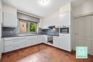 <p><span>Ruime woning met 4 slaapkamers, garage en diepe tuin op toplocatie!</span></p><p><span>Deze ruime gezinswoning (HOB) met functionele indeling en lichtrijke woonvertrekken biedt mogelijkheden voor wie ruimte en rust zoekt! Met zijn uitstekende ligging nabij Mechelen hebt u toegang tot alle voorzieningen (scholen, winkels, openbaar vervoer....) en via de R6 een snelle verbinding naar Antwerpen en Brussel.</span></p><p><span>Bij het betreden van de woning komt u in de ruime inkomhal met vestiaireruimte en een apart gastentoilet. Van hieruit heeft u toegang tot de open leefruimte met prachtig uitzicht op de groene tuin. De woonkamer bestaat uit een gezellige zithoek en een eetplaats. De grote raampartijen zorgen voor een aangename lichtinval en een open gevoel. Aansluitend bevindt zich de volledig geïnstalleerde keuken met voldoende kastruimte. Het gelijkvloers wordt verder aangevuld met bureau-hobbyruimte of extra slaapkamer, een aparte wasruimte en een praktische berging. De eerste verdieping beschikt maar liefst over vier volwaardige mooie slaapkamers en een badkamer (uitgerust met bad/douche, lavavobmeubel en toilet). Genieten van de buitenlucht kan op deels overdekt terras, de volledig omheinde tuin vormt een absolute troef, de ruime tuin met zuid-west oriëntatie biedt maximale zoninval en privacy. De lange oprit en garage zorgen voor extra comfort! Kortom, een zeer ruime gezinswoning met heel wat mogelijkheden, ideaal voor grote gezinnen of wie extra ruimte nodig heeft op een vlot bereikbare ligging! </span></p><p><span>Benieuwd? Wacht dan zeker niet te lang en contacteer ons (bel 015/20.20.82 of info@demakelaardij.be)</span></p>