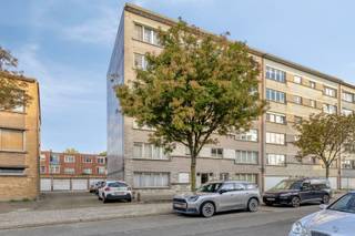<p>Op zoek naar een solide investering in een centrale woonwijk van Merksem? Dit ruime gelijkvloers appartement van 95 m² is momenteel verhuurd aan €1050/maand. Er hoort een garagebox bij (verplicht mee aan te kopen voor €25.000), wat extra huurinkomsten of een eigen parkeerplaats oplevert. Na de huurperiode is het een comfortabele woning met mogelijkheid tot 3 slaapkamers.</p><p><strong>Indeling</strong><br />Via de centrale inkomhal kom je in de lichtrijke living aan de straatzijde. Daarnaast ligt een extra kamer die je vrij kunt invullen als bureau, speelkamer of kinderkamer. Achteraan bevinden zich de aparte keuken met rechtstreekse toegang tot het terras, twee volwaardige slaapkamers, een badkamer en een apart toilet. Wie de keuken naar de extra kamer vooraan verplaatst, krijgt achteraan 3 ruime slaapkamers (zie plan na de foto’s).</p><p><strong>Ligging</strong><br />Het appartement ligt in de Kruisbekestraat, centraal in Merksem nabij de Lambrechtshoekenlaan en de Victor Govaerslaan. Scholen, winkels, horeca, ziekenhuis ZNA Jan Palfijn en het openbaar vervoer liggen allemaal op wandelafstand, en ook de omliggende gemeentes zijn vlot bereikbaar. Die centrale ligging zorgt voor een stabiele huurvraag.</p><p><strong>Garagebox</strong><br />Je hebt een vaste parkeerplaats in een buurt waar parkeren schaars is. Als investeerder kun je de box ook apart verhuren; garageboxen op dit adres worden verhuurd aan ±€125/maand.</p><p><strong>Troeven van het appartement:</strong><br />Gelijkvloers appartement met ca. 95 m² bewoonbare oppervlakte<br />Twee slaapkamers, met mogelijkheid tot een derde slaapkamer<br />Ruime en lichtrijke woonkamer<br />Terras met rechtstreekse toegang vanuit de keuken<br />Badkamer en apart toilet<br />Veel mogelijkheden om de indeling naar eigen smaak aan te passen<br />Interessante ligging in Merksem</p><p><strong>Praktische informatie:</strong><br />Vraagprijs appartement: € 225.000<br />Verplichte aankoop garagebox: € 25.000<br />Totale aankoopprijs appartement en garagebox: € 250.000<br />Gemeenschappelijke kosten: ca. € 200 per maand, inclusief voorschot voor verwarming, water, blokpolis, syndicus, lift en verlichting van de gemeenschappelijke gang<br />EPC-label D – 359 kWh/m² per jaar<br />Geen renovatieplicht<br />Gemeenschappelijke centrale verwarming op gas<br />P-score : A<br />G-score : A</p><p>Het appartement wordt verkocht met respect voor de bestaande huurovereenkomst.</p><p>Ben je op zoek naar een ruim appartement met een praktische indeling en mogelijkheden om er jouw eigen thuis van te maken? Dan is dit pand in Merksem zeker een bezoek waard!</p>