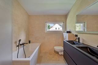 Gerenoveerde villa (2022) met zwembad én 5 kamers in Ter Bronnen! Indeling: gelijkvloers: inkomhal, apart toilet, ruime woonkamer met eetplaats en open uitgeruste keuken, zithoek, slaapkamer, bureau/kamer en garage. Op de 1ste verdieping: 3 slaapkamers, badkamer met inloopdouche, ligbad, badkamermeubel met 2 lavabo's en toilet en douchekamer met inloopdouche en badkamermeubel met 1 lavabo. Bergzolder aanwezig. Gezellige tuin - zuidoost georiënteerd - met 2 terrassen en zwembad. EPC label B - zonnepanelen aanwezig. Volledig gerenoveerd in 2022. Zeer rustig gelegen in de villawijk Ter Bronnen, op wandelafstand van openbaar vervoer, scholen en winkels. Verkoop onder registratierechten.
