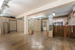 Voor meer info en foto’s, surf naar www.swevers.be – In het hart van Leopoldsburg wacht dit veelzijdige handelspand op een nieuwe invulling. Met...