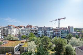 Centraal gelegen penthouse in een zijstraat van de Dumortierlaan, op slechts enkele stappen van de zee.Indeling: inkomhal, leefruimte, eetplaats met...