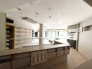 Op een uiterst commerciële en zichtbare ligging in het hart van Ninove bevindt zich dit veelzijdig handelsgebouw met verdiep, voorheen gekend...