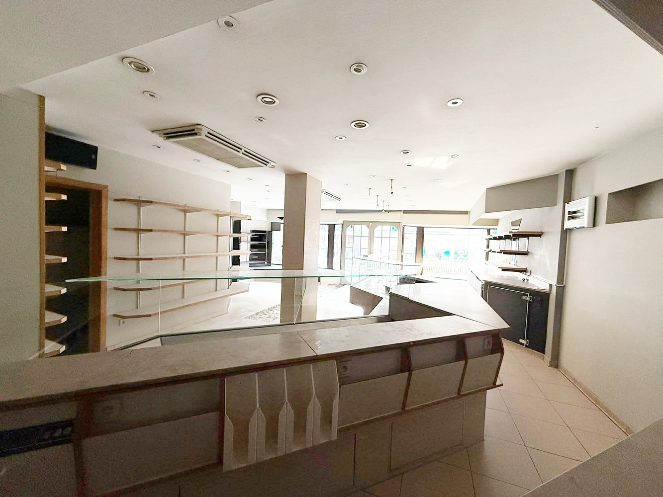 Handelsgebouw met verdiep te huur op topligging in centrum Ninove - foto 3