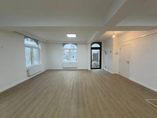 Dit handelspand van 100 m² werd opgeleverd en is momenteel bestemd voor horecadoeleinden, maar is ook perfect geschikt voor een kantoorruimte.Gelegen...