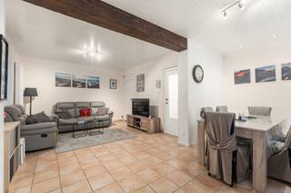 <p><strong>Te koop: instapklare halfopen eengezinswoning in de Hoveniersstraat, Vilvoorde, gelegen in een rustige wijk naast het centrum.</strong></p><p>Deze charmante woning uit de jaren 1920 combineert authentieke details met hedendaags comfort. Dankzij de ligging in een residentiële buurt geniet je van rust, terwijl scholen, openbaar vervoer, park, treinstation en invalswegen vlakbij zijn. De gezellige west georiënteerde tuin van 150 m² met terras en tuinhuis biedt een ideale plek om te ontspannen na een drukke dag. De woning is volledig instapklaar, waardoor je meteen kan verhuizen en genieten.</p><p><br /></p><p><strong>Belangrijkste ruimtes:</strong></p><p>• Inkomhal (4,0 m²)</p><p>• Woonkamer (14,2 m²) met aangename lichtinval</p><p>• Eetkamer (14,1 m²) aansluitend op de keuken</p><p>• Keuken (14,5 m²) met dubbele spoelbak, dampkap en gasfornuis</p><p>• Badkamer (4,8 m²) met inloopdouche, toilet en wastafel in meubel</p><p>• 3 slaapkamers (12,2 m²; 9,8 m²; 7,2 m²)</p><p>• Nachthal (5,1 m²)</p><p>• Kelder (1,3 m²)</p><p>• Zolder bereikbaar via zolderluik</p><p>• Tuin (150 m²) met terras en tuinhuis</p><p><br /></p><p><strong>Troeven:</strong></p><p>• Rustige ligging naast het centrum van Vilvoorde</p><p>• West georiënteerde tuin met terras en tuinhuis</p><p>• Instapklare eengezinswoning</p><p><br /></p><p><strong>Neem vandaag nog contact op met Selena Perez y Latorre via +32 2 335 11 13 voor een bezoek.</strong></p><p>JOUW DROOMHUIS. ZO GEVONDEN!</p>