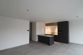 <p><strong>INDELING<br />GELIJKVLOERS<br /></strong>Inkomhal met trap naar de 1ste verdieping. Toiletruimte met handenwasser.<br />Bureauruimte/speelkamer (<u>9,26m²</u>)<br />Woonkamer met open keuken en keukeneiland (<u>36,97m²</u>) met toegang naar het terras met tuin.<br />Keuken voorzien van volgende toestellen: inductiekookplaat, afzuigkap, combi-oven, vaatwasser en koelkast.<br />Berging/wasplaats, warmtepomp en aansluiting voor wasmachine en droogkast.<strong><br /><br />1STE VERDIEPING<br /></strong>Overloop. Toiletruimte.<br />3 slaapkamers, waarvan 1 met dressingruimte (<u>17,56m²</u>, <u>14m²</u> en <u>13,59m²</u>).<br />Badkamer voorzien van inloopdouche en dubbel badkamermeubel.<strong><br /><br />BUITEN<br /></strong>Terras met zonrijke tuin en rechtstreekse toegang naar de carport met fietsenberging.<strong><br /><br />POSITIEVE ASPECTEN<br /></strong>Energiezuinige nieuwbouwwoning (zonnepanelen en warmtepomp (verwarming én koeling))<br />Bureauruimte en 3 volwaardige slaapkamers<br />Gelegen in een landelijke omgeving met mooi zicht over de weilanden<br />Op wandelafstand van het centrum en van de natuur<br />Mogelijkheid tot aankoop van een extra autostaanplaats<br /><br /><em><u>Project en uitvoering: Ludo Van Calster BV te Hoogstraten.<br /><br /></u>Prijzen zijn exclusief BTW en registratierechten.<br /><br />Contacteer ons voor meer informatie of een bezoek ter plaatse.</em></p>