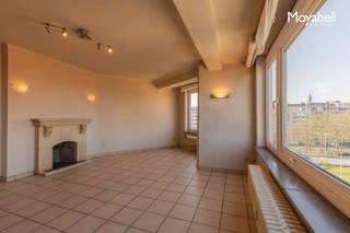 <p>Op de 5de verdieping bevindt zich dit charmante appartement met een open, groen uitzicht over het Zuidpark. Dankzij de gunstige hoekligging en de grote raampartijen geniet u hier de hele dag door van een overvloed aan natuurlijk licht en een heerlijk ruimtelijk gevoel.</p>
<p>De lichtrijke leefruimte vormt het hart van het appartement en biedt een prachtig panoramisch zicht op het park. Verder beschikt de woning over een praktische keuken, twee volwaardige slaapkamers en een functionele indeling met tal van mogelijkheden.</p>
<p>Het appartement is te renoveren, maar vormt daardoor een uitstekende opportuniteit voor wie het volledig naar eigen smaak en hedendaagse normen wil inrichten.</p>
<p>De ligging is absoluut een grote meerwaarde: centraal en vlot bereikbaar, met een snelle aansluiting op de belangrijkste invalswegen richting <strong>Brussel, Antwerpen, Brugge en Oostende</strong>. Ideaal voor wie comfortabel wil wonen met een uitstekende mobiliteit.</p>
<p>Kortom, een unieke opportuniteit voor wie op zoek is naar een lichtrijk appartement met groen zicht én een strategische ligging.</p>
<p><strong>Zeker een bezoek waard!</strong></p>