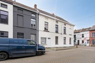Gelegen in het bruisende hart van Gent biedt deze charmante woning een unieke kans voor wie op zoek is naar een thuis op een toplocatie. Met...