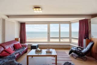 <p><span>Stijlvol ingericht woonappartement met een fenomenaal frontaal zicht op zee. Bij het binnentreden ervaart u onmiddellijk licht, ruimte en luxe. </span></p><p><span>De leefruimte bestaat uit het ruim en gezellig salon die is afgewerkt met een houten vloer, een volwaardige eetplaats en de moderne open keuken. </span></p><p><span>In de kwalitatief ingerichte keuken vinden we toestellen van het merk Siemens &amp; Bosch, een onderhoudsvriendelijk stenen werkblad en talrijke greeploze kasten. </span></p><p><span>De hal met ingemaakte kasten leidt ons naar de geriefelijke berging, het afzonderlijk toilet, de badkamer en de 2 volwaardige slaapkamers. </span></p><p><span>De ruime slaapkamers met ingemaakte kasten en geven beide uit op het zonnig achterterras met berging. </span></p><p><span>In de badkamer vinden we een douche, ligbad en een dubbele lavabo die is ingewerkt in een stenen werkblad. </span></p><p><span>Over quasi het ganse appartement vinden we de makkelijk te onderhouden vloertegel, bijpassende raamdecoratie en sfeervolle verlichting. </span></p><p><span>Het appartement is uitgerust met een veiligheidsdeur en elektrisch te bedienen rolluiken aan de slaapkamers. </span></p><p><span>Individuele verwarming op gas met een condenserende ketel. Het appartement geniet van een gunstig epc. </span></p><p><span>U kan gebruik maken van een privatieve kelderberging. </span></p><p><span>De goed onderhouden residentie Seasight biedt u een fietsenstalling, een ingang op de zeedijk en een tweede ingang langs de Franchommelaan. </span></p><p><span>De binnenkoer langs de jachthaven is ideaal om te laden en te lossen. </span></p><p><span>Grote troef is de mogelijkheid tot aankoop een garagebox die is gelegen onder het Leopoldpark. </span></p>