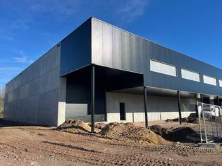 Newly built warehouse for rent in Gavere, easily accessible near the N60 (Gent—Oudenaarde). The spacious awning can serve as a covered loading...
