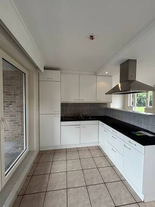 <p><span>Ruim appartement met 2 slaapkamers, terras en autostaanplaats te Kinrooi. </span></p><p><span> </span></p><p><span>ALGEMEEN:</span></p><p><span>- Appartement gelegen op de eerste verdieping (geen lift aanwezig).</span></p><p><span>- Verwarming: aardgas.</span></p><p><span>- Het appartement is voorzien van tegelvloer.</span></p><p><span>- Geen gemeenschappelijke kosten.</span></p><p><span>- Parkeergelegenheid voor de deur. </span></p><p><span> </span></p><p><span>INDELING:</span></p><p><span>- Inkomhal.</span></p><p><span>- Apart toilet met fonteintje.</span></p><p><span>- Ruime woonkamer met open keuken, voorzien van een kookvuur met dampkap, dubbele spoeltafel en koelkast.</span></p><p><span>- Via de keuken kan men het overdekt terras aan achterzijde van het gebouw bereiken.</span></p><p><span>- Slaapkamer 1: ruime slaapkamer voorzien van verwarming. </span></p><p><span>- Slaapkamer 2 voorzien van verwarming. </span></p><p><span>- </span><span>Badkamer met wasmeubel, ligbad en douche. Aansluiting voor wasmachine en droogkast aanwezig.</span></p><p><span> </span></p><p><span>Gemeenschappelijke fietsenstalling.</span></p><p><span> </span></p><p><span>Vrij per 01/10/2026.</span></p>