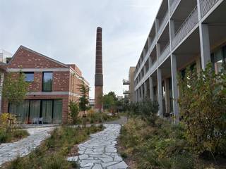 <p>Cet appartement neuf, lumineux et économe en énergie, est situé au cœur du Vieux-Berchem, dans le projet « De Wastuin ». Cafés, supermarchés, transports en commun et la gare de Berchem sont tous accessibles à pied. Bien que tout soit à proximité, c'est un quartier merveilleusement calme où il fait bon vivre.</p><p>L'appartement est flambant neuf et n'est mis en location que pour la deuxième fois.</p><p>On accède à « De Wastuin » par le jardin commun. L'appartement se trouve au deuxième étage et dispose d'une petite terrasse (ouverte) agréable juste devant la porte d'entrée.</p><p>On entre dans l’appartement par un petit hall ouvert, qui mène directement au salon et à la cuisine ouverte. La cuisine est équipée de tout le confort moderne : un lave-vaisselle, un réfrigérateur avec compartiment congélateur, un four combiné et une plaque à induction.</p><p>Un petit couloir donne accès à la salle de bains, équipée d’une baignoire-douche et d’un lavabo, aux toilettes séparées pour les invités et aux deux chambres. Enfin, l’appartement dispose d’un local technique séparé, qui sert également de buanderie.</p><p>Particularités : appartement économe en énergie avec compteurs individuels ; local à vélos et terrasse (ouverte) donnant sur le magnifique jardin intérieur verdoyant (commun).</p><p>Loyer : 1 185 € + 100 € de charges = 1 285 € par mois.</p>