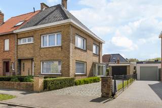 Wil jij wonen nabij een bos? Met een goede bereikbaarheid naar Brugge en de autostrades? Met alle voorzieningen op fietsafstand?<br />Gevonden!<br />Deze knappe woning met EPC-label C heeft alles om jouw droomwoning te worden!<br />Zo werd het dak reeds geïsoleerd, is er een condenseren ketel en hebben de ramen dubbel glas.<br />Inclusief de aparte garage en berging heb je een oppervlakte van maar liefst 165 m2.<br /><br />De woning bestaat uit:<br />Inkomhal<br />apart toilet<br />lichtrijke leefruimte<br />aparte keuken<br />aangebouwde veranda<br />Aparte garage met extra berging (30 m2)<br /><br />Op de eerste verdieping:<br />3 slaapkamers<br />badkamer met douche<br /><br />Ruime, geïsoleerde zolder, potentieel in te richten als 4e slaapkamer!<br />3D-renders ter illustratie<br /><br />Troeven?<br />- Solide basis<br />- EPC C, geen renovatieplicht!<br />- grotendeels voorzien van rolluiken<br />- uitstekende locatie<br />- zongerichte tuin<br /><br />Maak uw afspraak via nicola.verhelst@acasa.immo of bel 0479/43 30 86