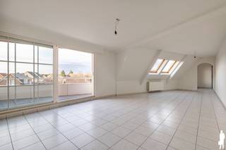 <p><strong>Huurprijs: 1.050 EUR per maand<br />+ 50 EUR per maand voor ondergrondse autostaanplaats<br />+ 50 EUR per maand gemeenschappelijke kosten<br />Kosten plaatsbeschrijving zijn 50/50 te betalen door huurder en verhuurder<br />Huurwaarborg = 3 maanden huur<br />Beschikbaar: 01/01/2027<br /><br />VOOR DIT EIGENDOM KAN U ZELF EEN BEZOEK INPLANNEN VIA ONZE WEBSITE: www.deboerenpartners.be<br /></strong>Als u in aanmerking komt voor dit eigendom, kan u zelf een bezoekmoment selecteren. Om wille van het grote aantal aanvragen, kunnen verzoeken via Immoweb, Spotto of Immoscoop niet behandeld worden. Enkel kandidaturen van onze website, inclusief documentatie en motivatie, komen in aanmerking. Als u moeilijkheden ondervindt met het invullen van de kandidaatstelling, aarzel dan niet om ons te contacteren voor hulp en ondersteuning.<strong><br /></strong><br /><span>Beschrijving van het appartement<br /></span>Bij binnenkomst betreedt u de centrale inkomhal apart gastentoilet. Deze geeft toegang tot de ruime lichtrijke leefruimte die opgedeeld is in een woonkamer met grote raampartijen waar voldoende plaats is voor een ruime zithoek bij het terras en eetkamer kort bij de keuken.</p>
<p>De keuken is volledig is uitgerust met kwaliteitstoestellen. Aansluitend een praktische voorraadberging/waskamer. De centrale hal geeft verder toegang tot 2 volwaardige slaapkamers (7,5m² en 12m²), een badkamer met een douche, wastafel en voldoende kastruimte.</p>
<p>Met de lift of trap toegang naar de ondergrondse parkeerkelder. Hier bevindt zich de makkelijk toegankelijke parkeerplaats.</p>
<p><u>Bijzonderheden</u>:<br />- Gunstige EPC-score van 157 kwh/m²/jaar (Label B)<br />- Woonkamer geeft toegang tot ruim terras<br />- Lift aanwezig<br />- Rustige doch centrale ligging<br />- Ondergrondse autostaanplaats</p>