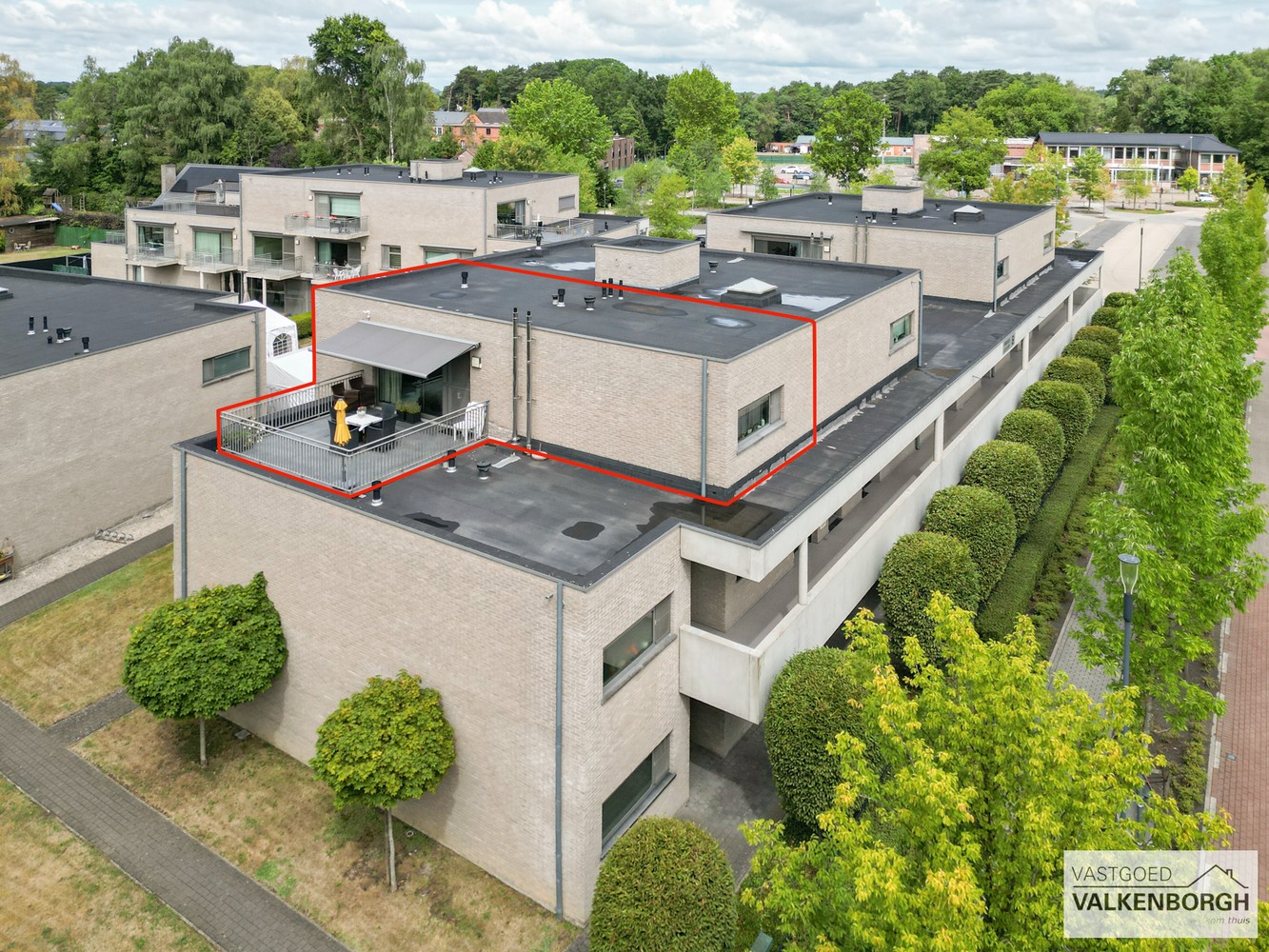Zorgeloze investering: instapklare penthouse-serviceflat met terras en parking in Heusden-Zolder. - foto 1