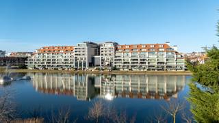 Uitzonderlijk hoekappartement in de befaamde residentie & hotel "La Réserve", met frontaal uitzicht op het Zegemeer en op 100meter van de Zeedijk-Albertstrand. <br />Dit mooie appartement werd met uiterst luxueuze materialen afgewerkt en beschikt over 4 slaapkamers, waaronder een luxueuze dressing en een bureau, en is omgeven van de terrassen, zuidgerichte oriëntatie.<br /><br />Mogelijkheid tot aankoop van een dubbele garagebox in het gebouw. <br />U kunt dineren in het bekende restaurant "La Rigue", er zijn spa faciliteiten en een fitness aanwezig. <br />Discrete verkoop - meer informatie beschikbaar op ons kantoor.