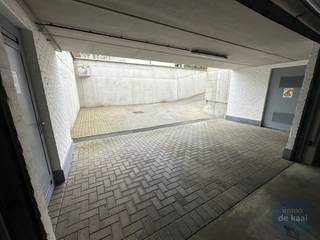Ruime garage voor mogelijks 2 wagens van 28m² in residentie Lindenhof langs de Canadalaan in Nieuwpoort-stad.