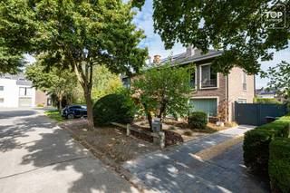 Instapklare halfopen woning met 4 slaapkamers, naaikamer en mooie tuin<br />Op zoek naar een goed onderhouden woning in een rustige, residentiële omgeving? Deze charmante halfopen woning combineert ruimte, licht en comfort met een bijzonder aangename ligging, zonder doorgaand verkeer.<br /><br />De woning is perfect onderhouden, instapklaar en asbestveilig. Dankzij de grote raampartijen genieten de leefruimtes van veel natuurlijk licht. De leefruimte is voorzien van een mooie parketvloer, wat meteen voor een warme en gezellige uitstraling zorgt.<br /><br />De woning beschikt over vier slaapkamers, aangevuld met een aparte kamer die uiteraard ook perfect kan dienen als hobbyruimte, bureau of extra bergruimte. Verder is er een bijzonder praktische bijkeuken/wasplaats.<br /><br />Ook buiten heeft deze woning heel wat te bieden. De mooie, verzorgde tuin vormt een aangename plek om te ontspannen en dankzij de oprit en de aparte garage is er voldoende parkeergelegenheid en praktische bergruimte.<br /><br />Een bijzonder aangename woning voor wie vooral op zoek is naar rust, ruimte, comfort en een instapklaar geheel in een residentiële omgeving.<br /><br />Beschikbaar uiterlijk 1 maand na akte. <br /><br />Contacteer Top Vastgoed voor meer info en een bezoek op 0475 700 700.