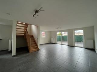 Instapklare stadswoning met 3 slaapkamers, garage en tuintje. ALGEMEEN- Verwarming op aardgas.- PVC ramen met dubbele beglazing.- Voorzien van grijze...