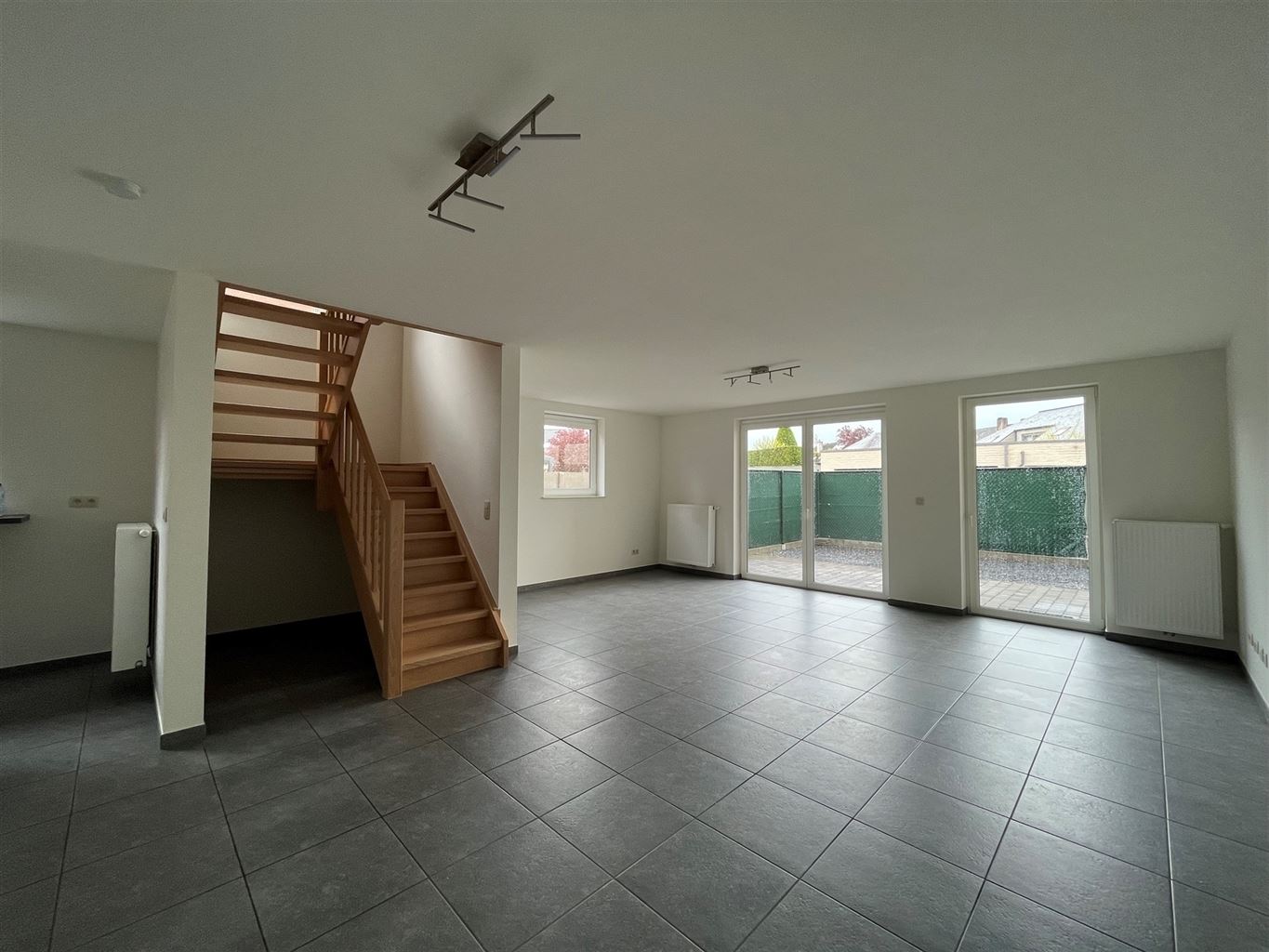 Instapklare stadswoning met 3 slaapkamers, aparte garage en tuintje. - foto 3