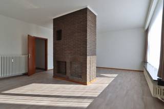 Dit opgefrist hoekappartement met veel lichtinval bevindt zich in een kleinschalig gebouw met 5 appartementen in het centrum van Beveren, naast de centrumschool en op wandelafstand van de markt van Beveren.<br />De indeling is als volgt: grote inkomhal met vestiaire, 2 ruime slaapkamers, een badkamer (ingericht met ingemaakte kasten, douche, lavabomeubel en voorziening voor wasmachine en droogkast), apart toilet, lichtrijke living, een leef keuken (met inductiekookvuur, dampkap en vaatwasmachine) met aansluitend een praktische berging en een zuidwest-georiënteerd terras. <br /><br />In de ondergrondse kelder is er eveneens een aparte kelderberging voorzien waar u eventueel uw fiets kan plaatsen. Er is voldoende parkeergelegenheid voor de deur.<br /><br />Er is geen lift aanwezig in het gebouw. De provisie voor de gemeenschappelijke kosten en <strong>privé-verbruik water en aardgas</strong> bedraagt 225 euro per maand. Het appartement werd volledig geschilderd en is onmiddellijk beschikbaar! <br /><br />Twijfel niet om ons te contacteren voor meer informatie of een plaatsbezoek via verhuur@homevast.be of tel. 03 376 20 20.