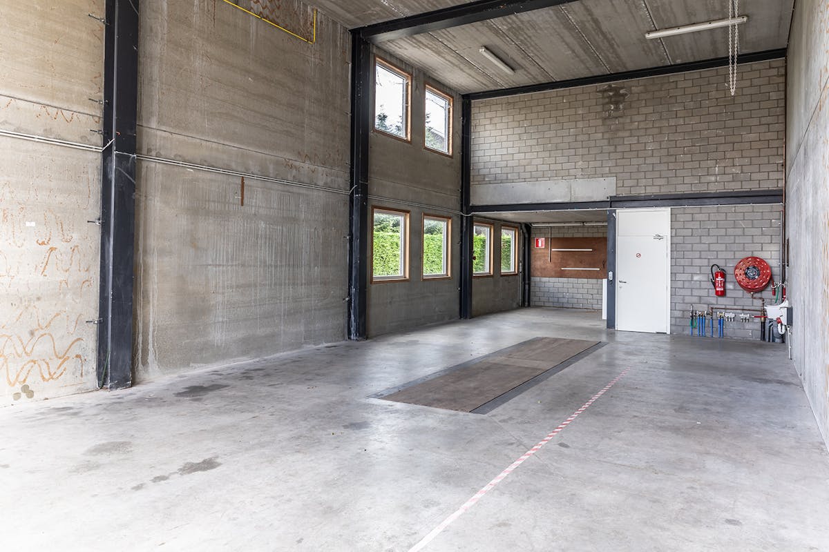 Modern bedrijfsgebouw in uitstekende staat nabij N9 - foto 3