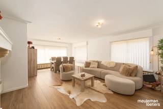 Vous recherchez une maison clé en main, rénovée avec soin, dans un environnement calme et verdoyant ? Alors cette charmante villa individuelle est exactement ce qu’il vous faut !<br /><br />Située sur un beau terrain de 664 m², vous profiterez ici d’un cadre de vie agréable à seulement quelques minutes du centre de Maldegem, avec un accès facile aux principales routes d’entrée.<br /><br />En entrant dans la maison, vous serez accueilli par un hall d’entrée spacieux. Le séjour lumineux, en connexion avec la cuisine entièrement équipée et récemment rénovée, constitue le cœur de la maison. Grâce à une pratique réserve, vous bénéficiez également d’un espace de rangement supplémentaire.<br /><br />À côté de la cuisine se trouvent une véranda conviviale et pas moins de deux garages spacieux, idéaux pour les véhicules, les loisirs ou un stockage supplémentaire.<br /><br />Le rez-de-chaussée se complète encore par un WC pour invités, une buanderie fonctionnelle avec espace technique et deux abris de jardin pratiques.<br /><br />Au premier étage, vous trouverez trois chambres, un palier et une salle de bain élégante entièrement rénovée, équipée d’une douche à l’italienne, d’un double lavabo et d’un second WC. Depuis le palier, vous accédez également au grenier via une échelle escamotable, offrant un espace de rangement supplémentaire.<br /><br />Cette maison a été entièrement et soigneusement rénovée depuis 2021 avec une attention particulière à la qualité. Parmi les principales améliorations, citons :<br />• Nouvelle chaudière à condensation au gaz<br />• Nouvelles fenêtres en PVC à l’étage et dans la cuisine<br />• Cuisine moderne entièrement équipée avec des appareils AEG de qualité<br />• Salle de bain de luxe avec douche à l’italienne, double lavabo et WC<br />• Tuyauterie renouvelée dans la cuisine et la salle de bain<br />• Installation électrique conforme<br />• Nouveau revêtement de sol au rez-de-chaussée et à l’étage<br />• Terrasse récemment aménagée<br />• Et de nombreuses autres finitions de qualité<br /><br />En résumé, une maison étonnamment spacieuse et parfaitement entretenue où confort, qualité et tranquillité se conjuguent à merveille. <br />Intéressé ? N’hésitez pas à demander une visite.