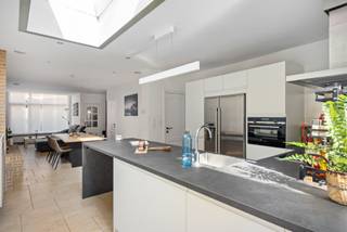 In het centrum van Niel, op wandelafstand van winkels, scholen en openbaar vervoer, vind je deze aangename woning met twee slaapkamers.Buiten...