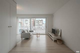 Instapklare, volledig gerenoveerde studio te koop in Residentie President!Gelegen op de tweede verdieping biedt deze verzorgde studio een ideale combinatie van comfort en functionaliteit. De lichtrijke woonkamer sluit aan op een open, modern ingerichte keuken. Over de volledige breedte van de studio bevindt zich een aangenaam terras, ideaal om van de buitenlucht te genieten. De badkamer is uitgerust met een douche en werd eveneens vernieuwd. Daarnaast beschikt de studio over een conforme elektrische installatie, wat extra gemoedsrust biedt. Een private kelderberging zorgt voor bijkomende opbergruimte. Dankzij de recente renovatie is deze eigendom volledig instapklaar. Ideaal als vaste woonst, tweede verblijf of investering aan zee. Contacteer ons voor een bezoek!